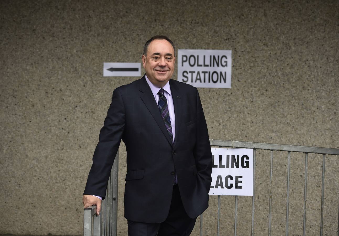 Escocia ya decide su futuro. Alex Salmond, primer ministro de Escocia, llega a votar a un colegio de Strichen.