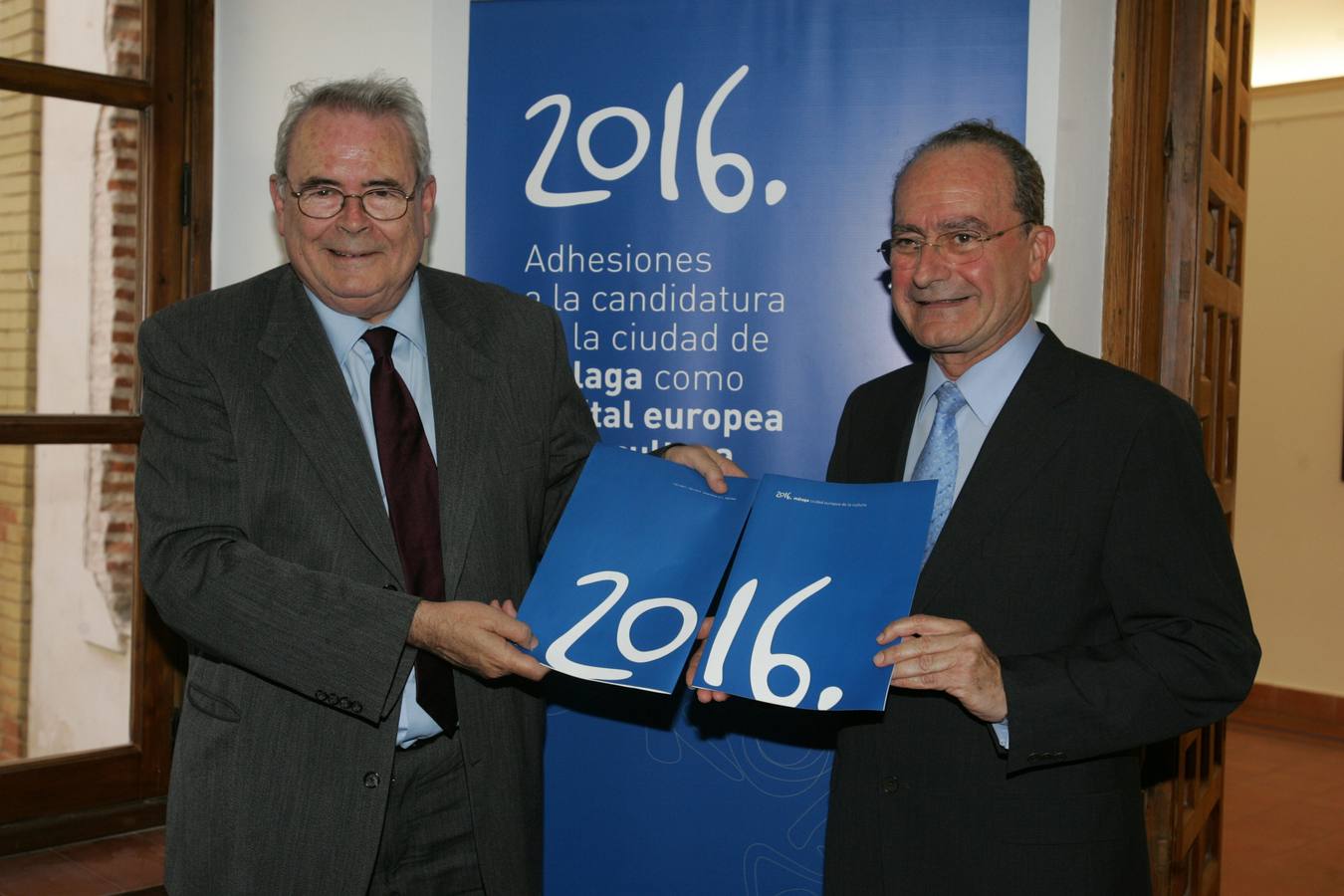 Conferencia de Pedro Aparicio en el Ateneo de Málaga (2007). El ex alcalde y ex parlamentario europeo Pedro Aparicio, posa junto al primer edil, Francisco de la Torre, durante una conferencia ofrecida por el primero sobre la sociedad civil, incluida en el Aula de Literatura y Pensamiento Conmtemporáneo Rafael Pérez Estrada.