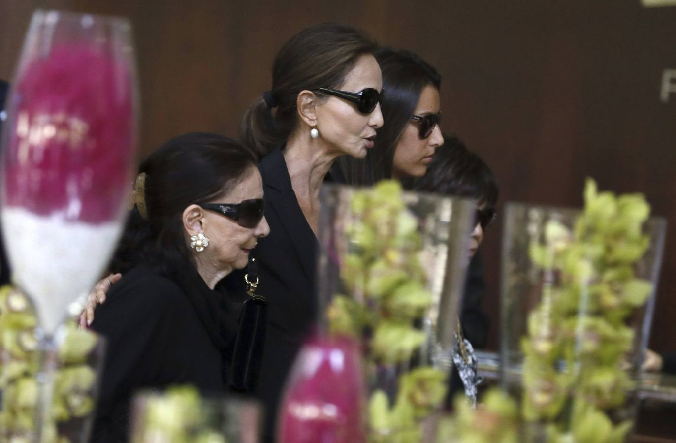 Isabel Preysler y Ana Boyer, junto a otros familiares en el Tanatorio San Isidro de Madrid.