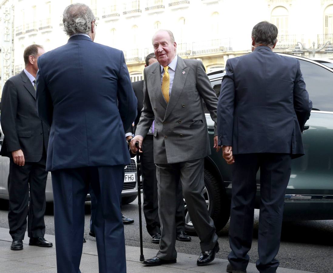 El rey Juan Carlos, que ha acudido a las mesas de cuestación de Cruz Roja que presidían en lugares emblemáticos del centro de Madrid la reina Letizia y doña Sofía, a su llegada a la Puerta del Sol.