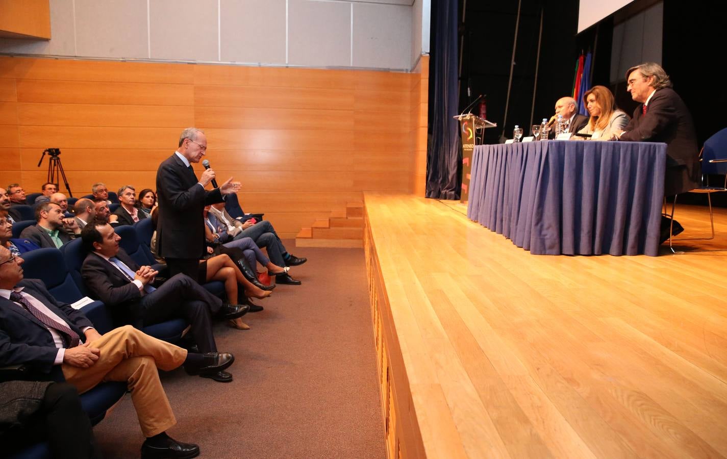 Inauguración del curso en el Ateneo. El alcalde, Francisco de la Torre, y la presidenta de la Junta de Andalucía, Susana Díaz, intercambiaron posturas en torno al modelo de gestión del museo de la Aduana