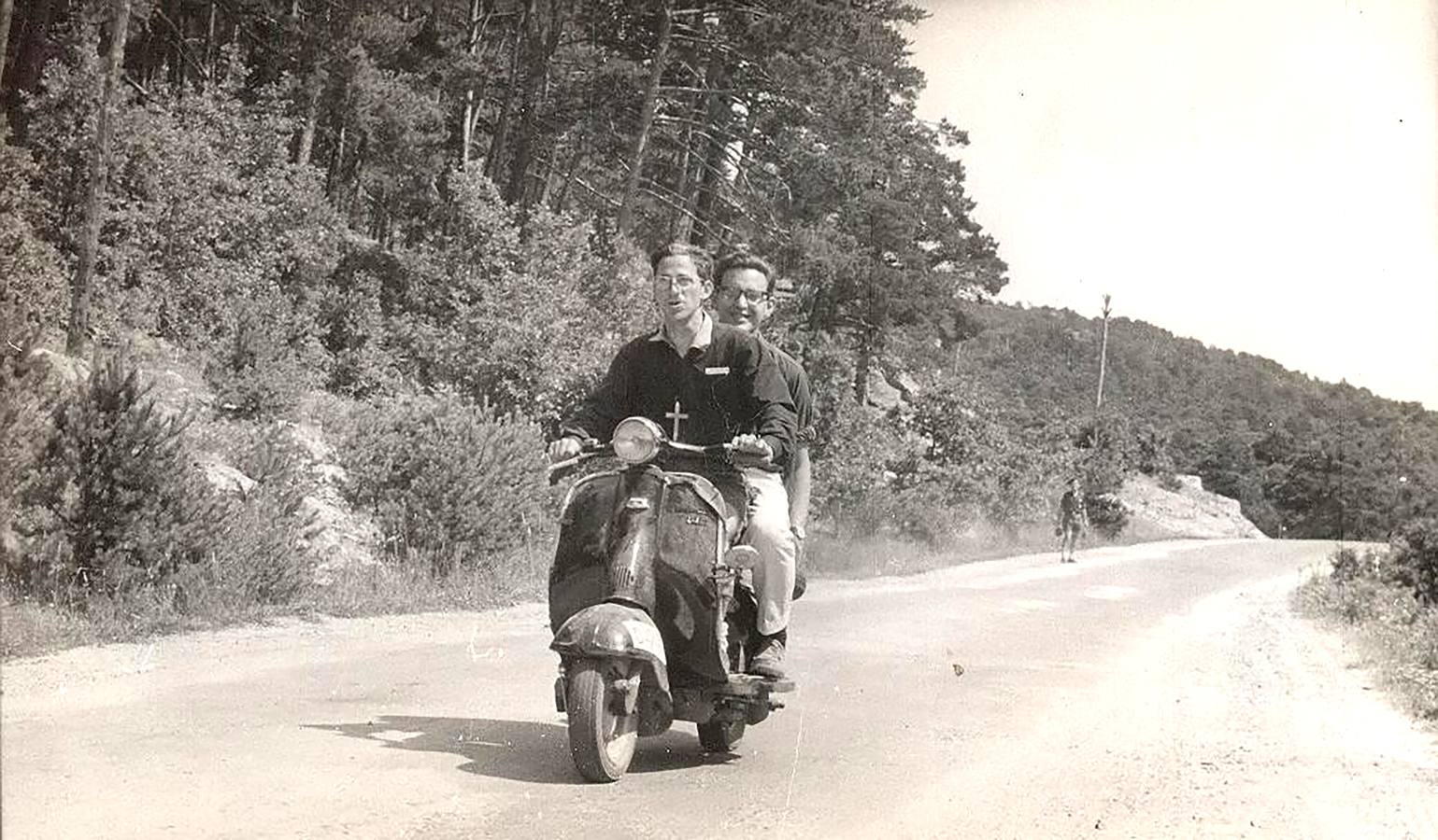 El padre Ángel, conduciendo una Vespa en los años 60.