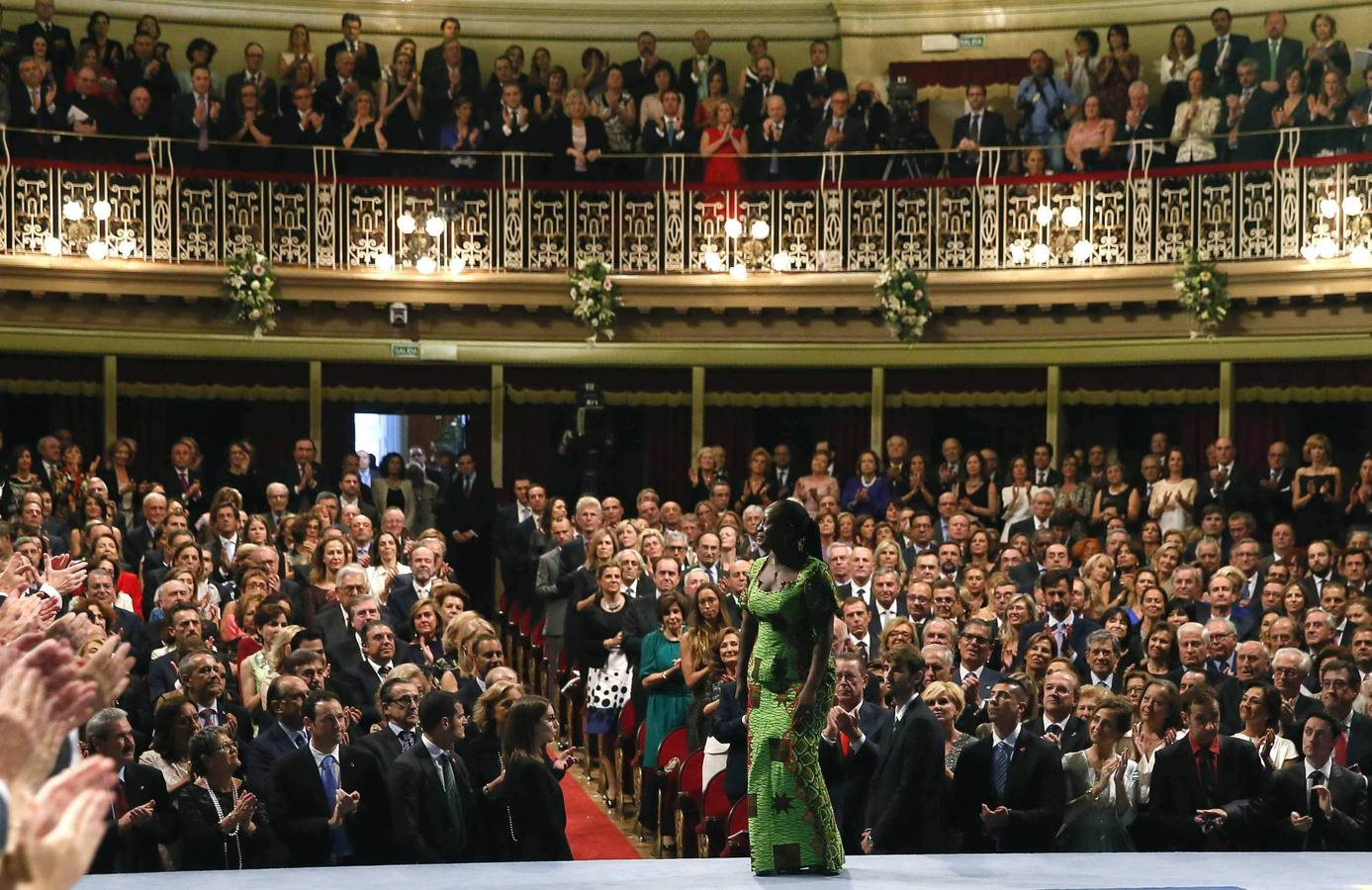 La periodista congoleña Caddy Adzuba, momentos antes de recibir de manos del rey Felipe el Premio Príncipe de Asturias a la Concordia 2014.