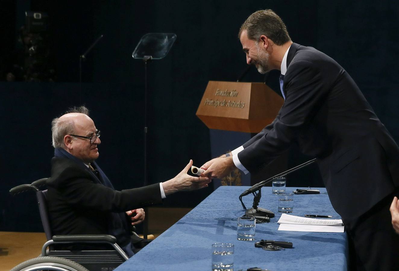 El rey Felipe VI hace entrega del premio Príncipe de Asturias de Comunicación y Humanidades al humorista gráfico Salvador Lavado Tejón 'Quino'.