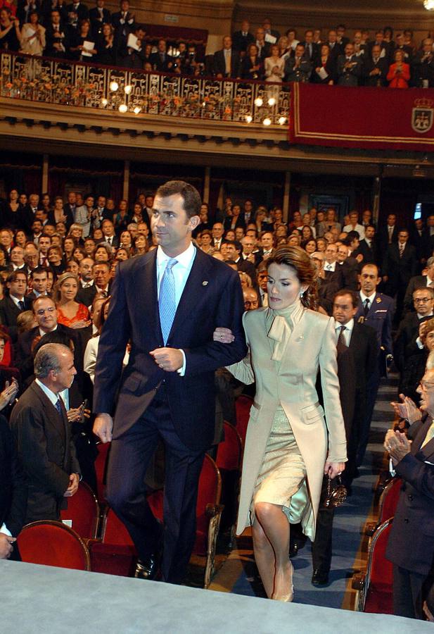 'Debutó' con levita color oro. 2004. Doña Letizia se estrenó como princesa en los Premios Príncipe de Asturias con una levita de lana de color oro, con lazada anudada al cuello y largo por debajo de la rodilla.