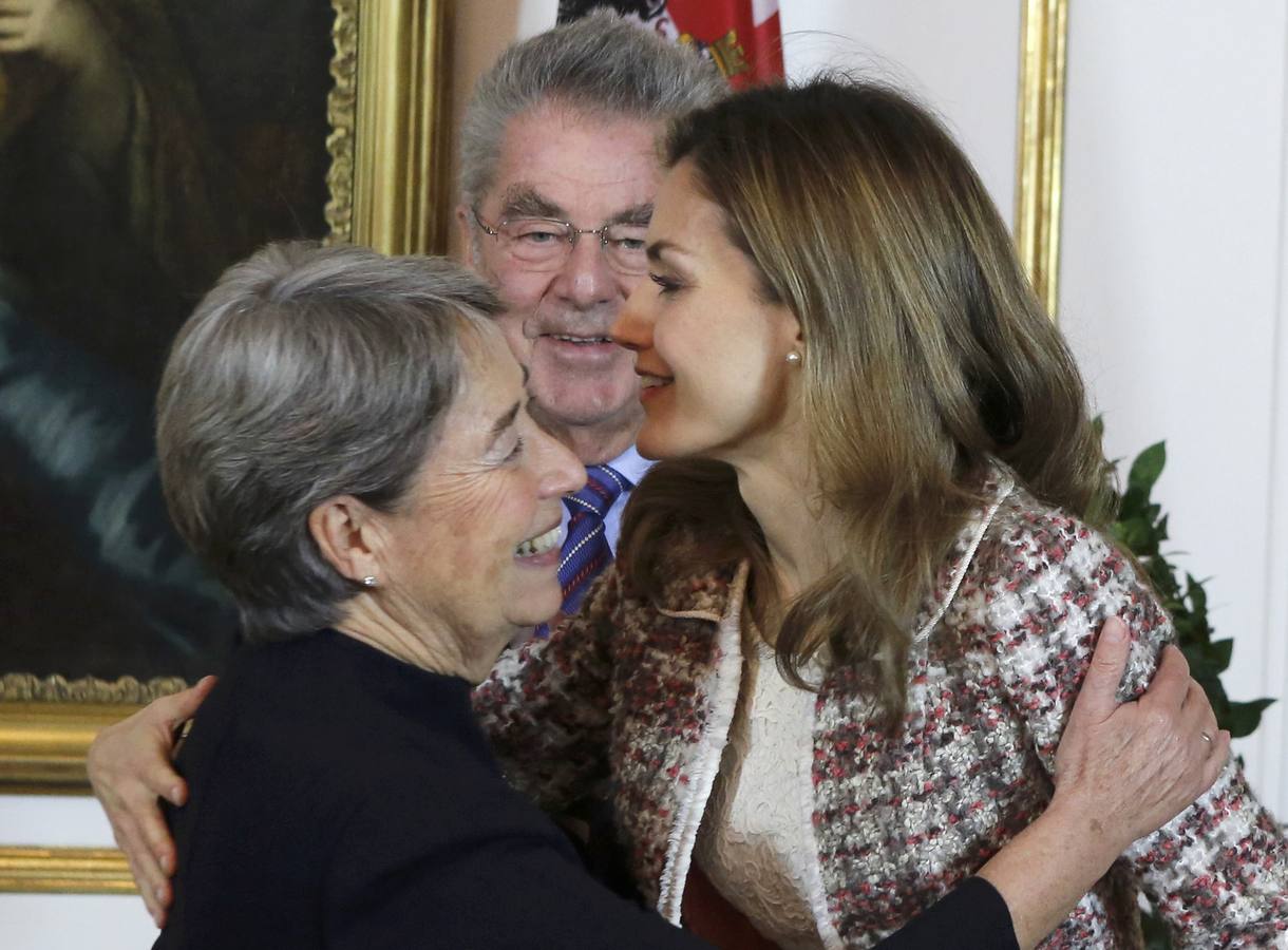 La reina Letizia saluda a la esposa del presidente de Austria.