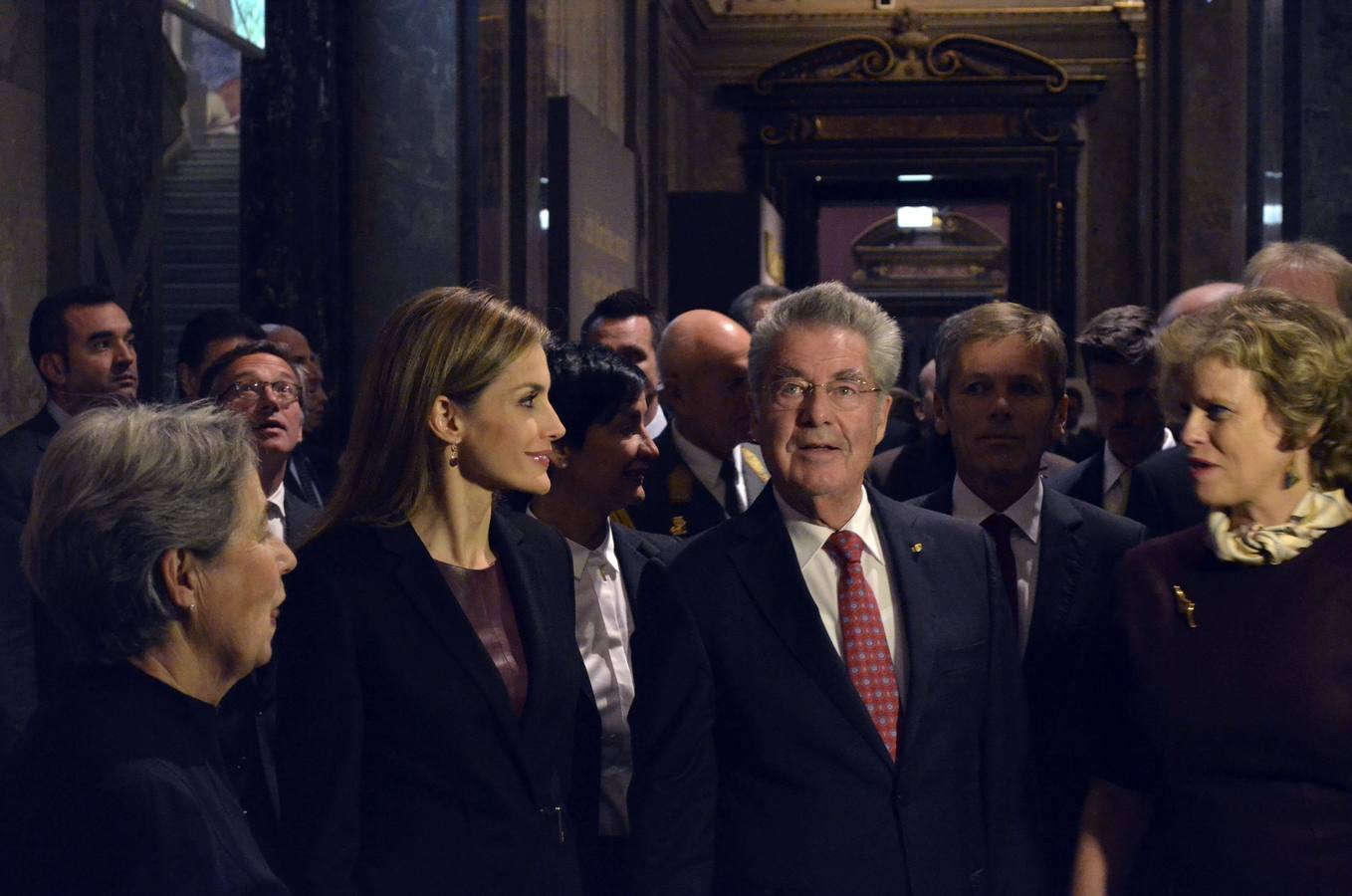 La reina Letizia junto al presidente de Austria, Heinz Fischer (c), y su esposa, Margit (i).