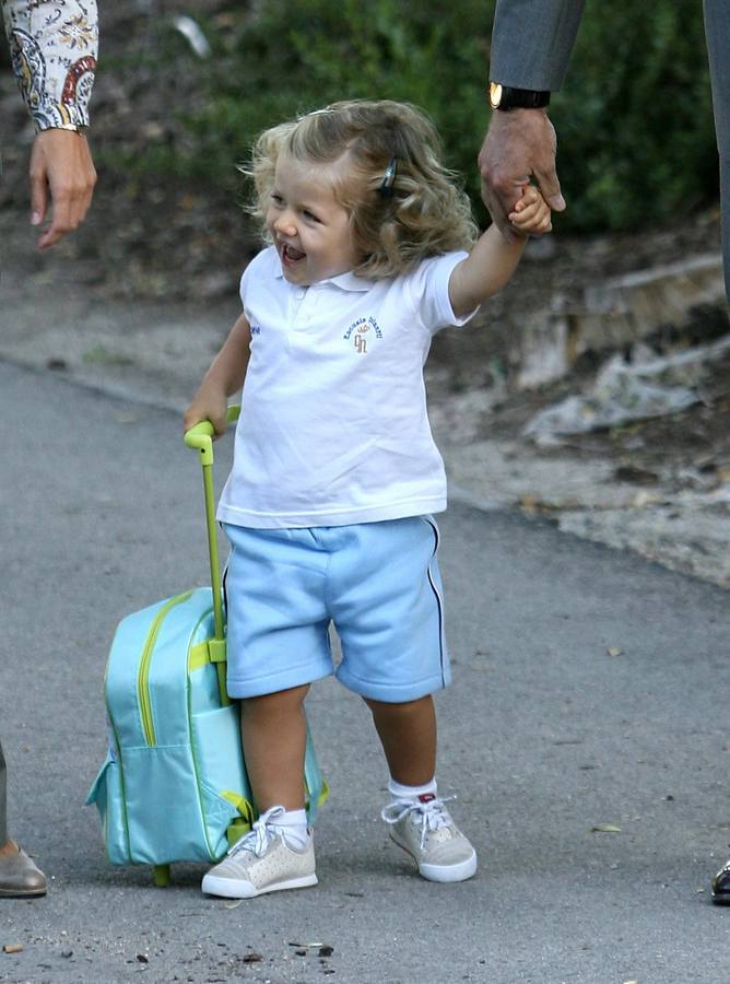 La Infanta Leonor, acompañada por sus padres, Don Felipe y Doña Letizia, se presenta ante los medios de comunicación - con el uniforme de la Escuela Infantil de la Guardia Real, ubicada en el recinto del Palacio de El Pardo