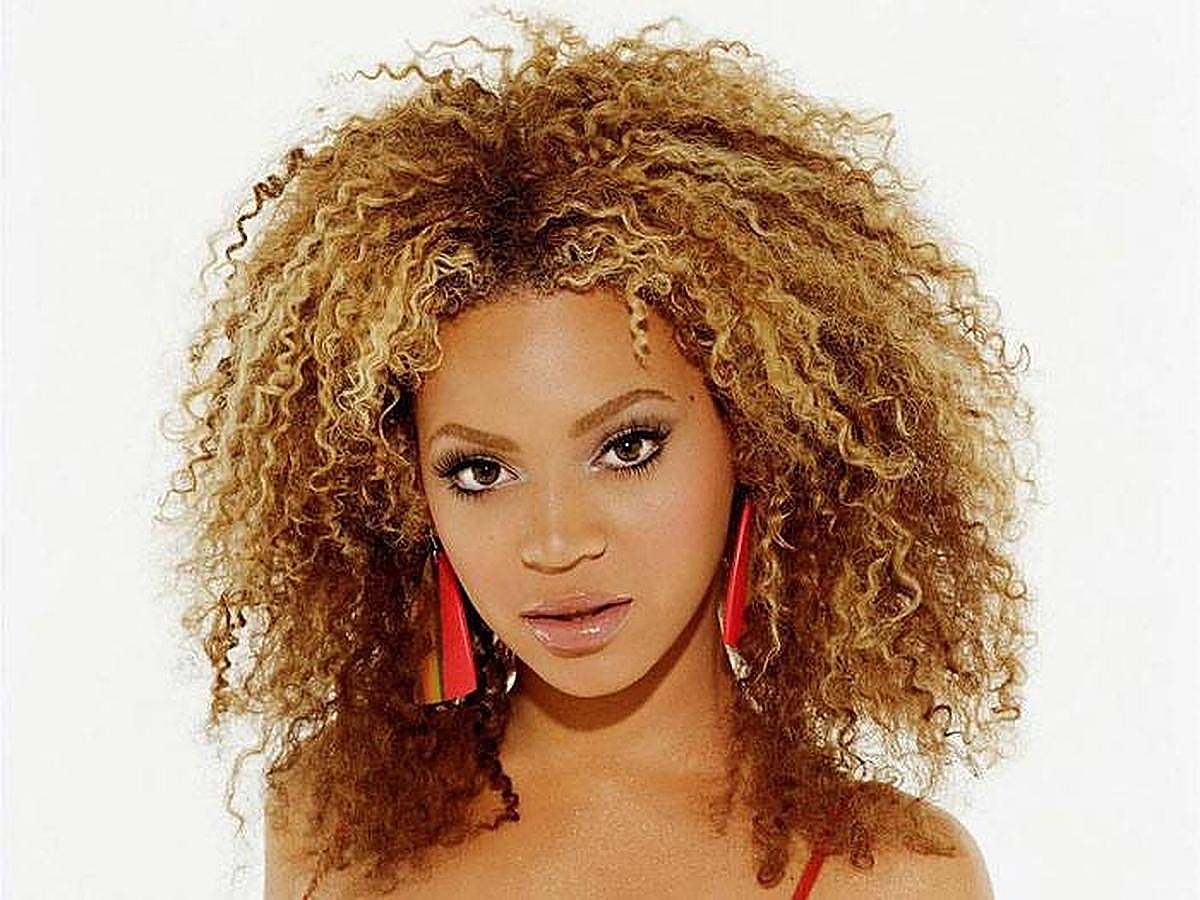 Los peinados de Beyoncé. Este en concreto nos recuerda a sus inicios. Cuando apareció junto al grupo Destiny´s Child llevaba el pelo rizado al más puro estilo afro