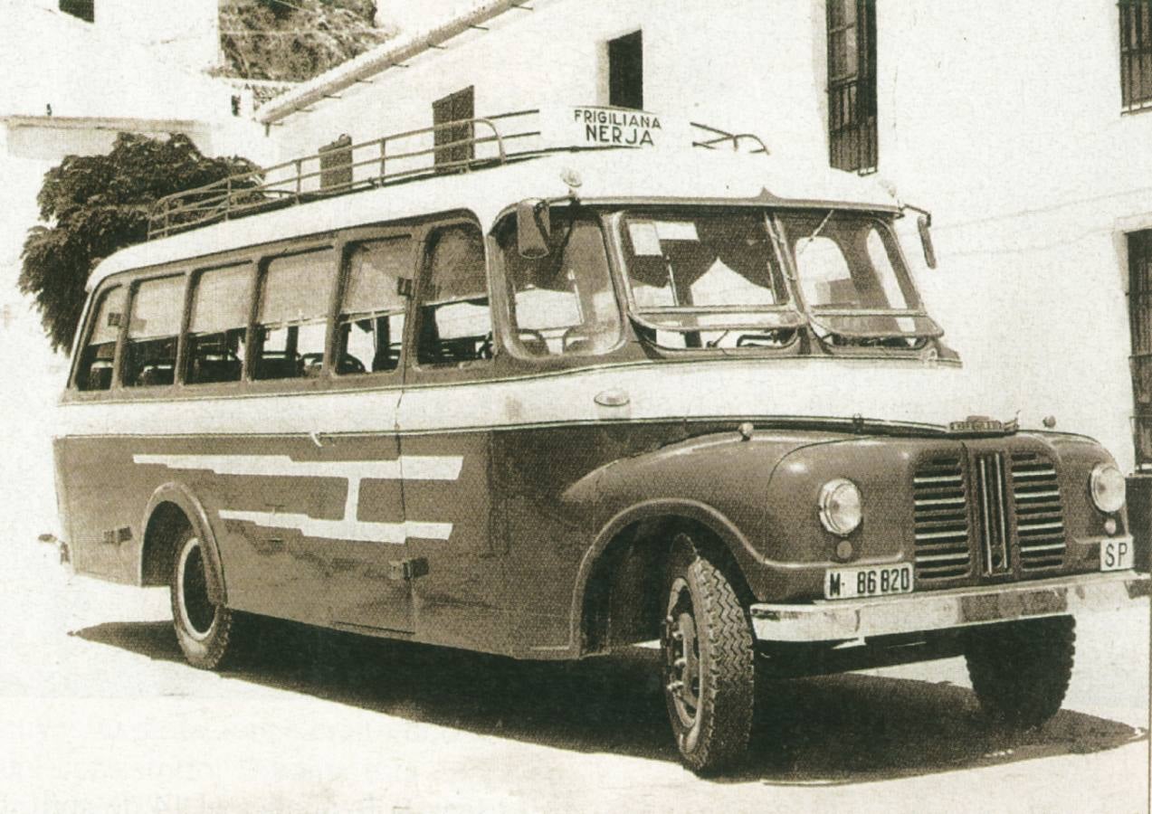 Primer autobús de la línea regular de viajeros Nerja-Frigiliana (1963).