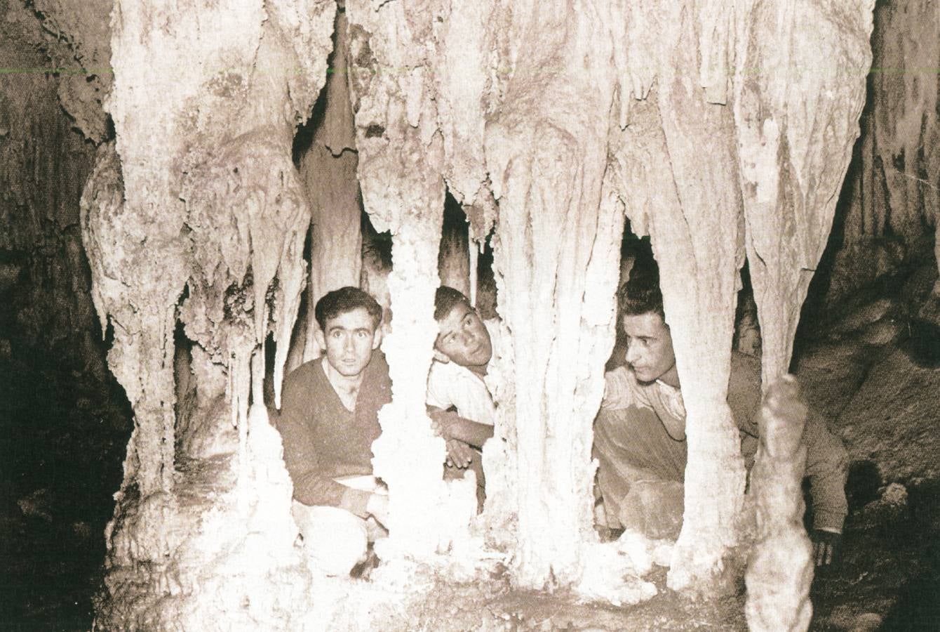 Foto del descubrimiento de la Cueva de Nerja, publicada en SUR en 1959.