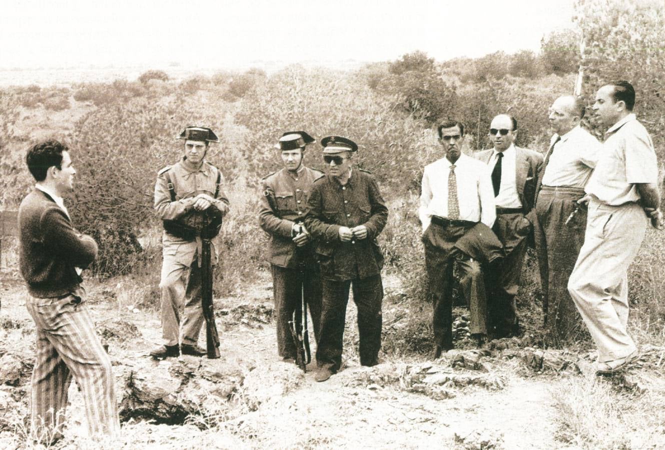 Autoridades inspeccionando la entrada a la Cueva en la Mina (1959).