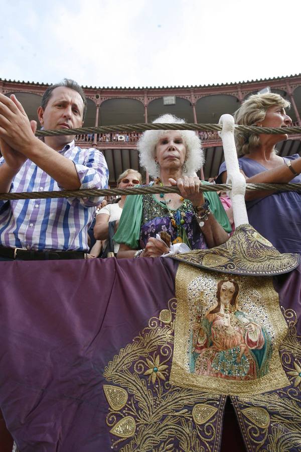 La Duquesa de Alba, Cayetana Fitz-James Stuart, durante una corrida de toros en la plaza de La Malagueta (2009). 