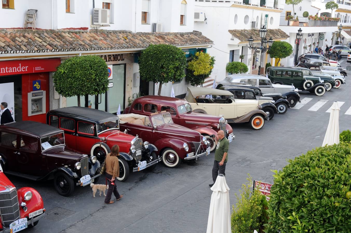 Medio centenar de coches antiguos recorren la Costa del Sol