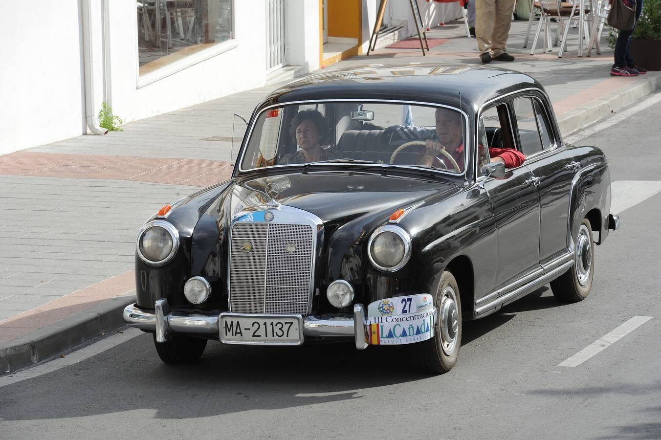 Medio centenar de coches antiguos recorren la Costa del Sol