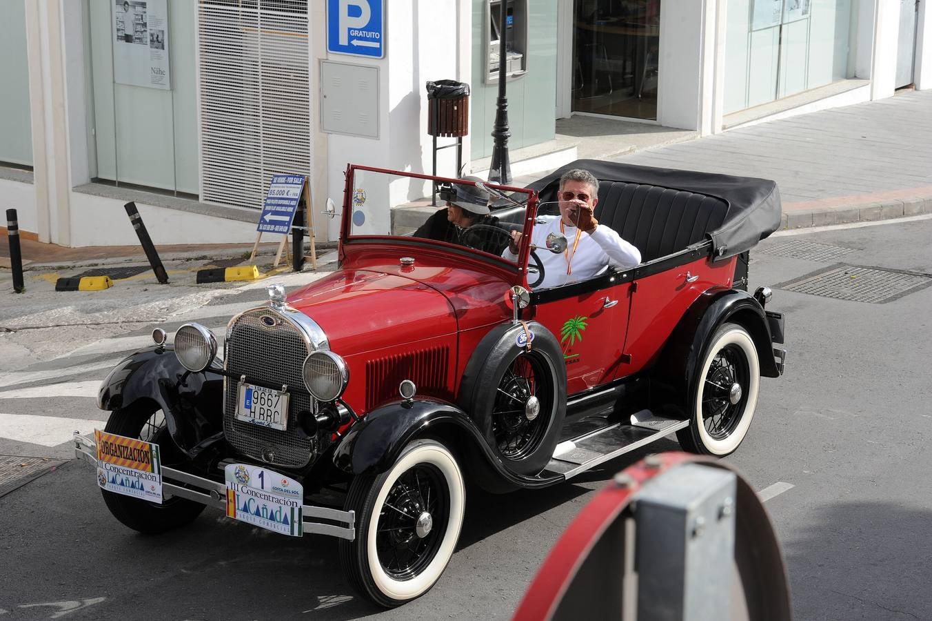 Medio centenar de coches antiguos recorren la Costa del Sol