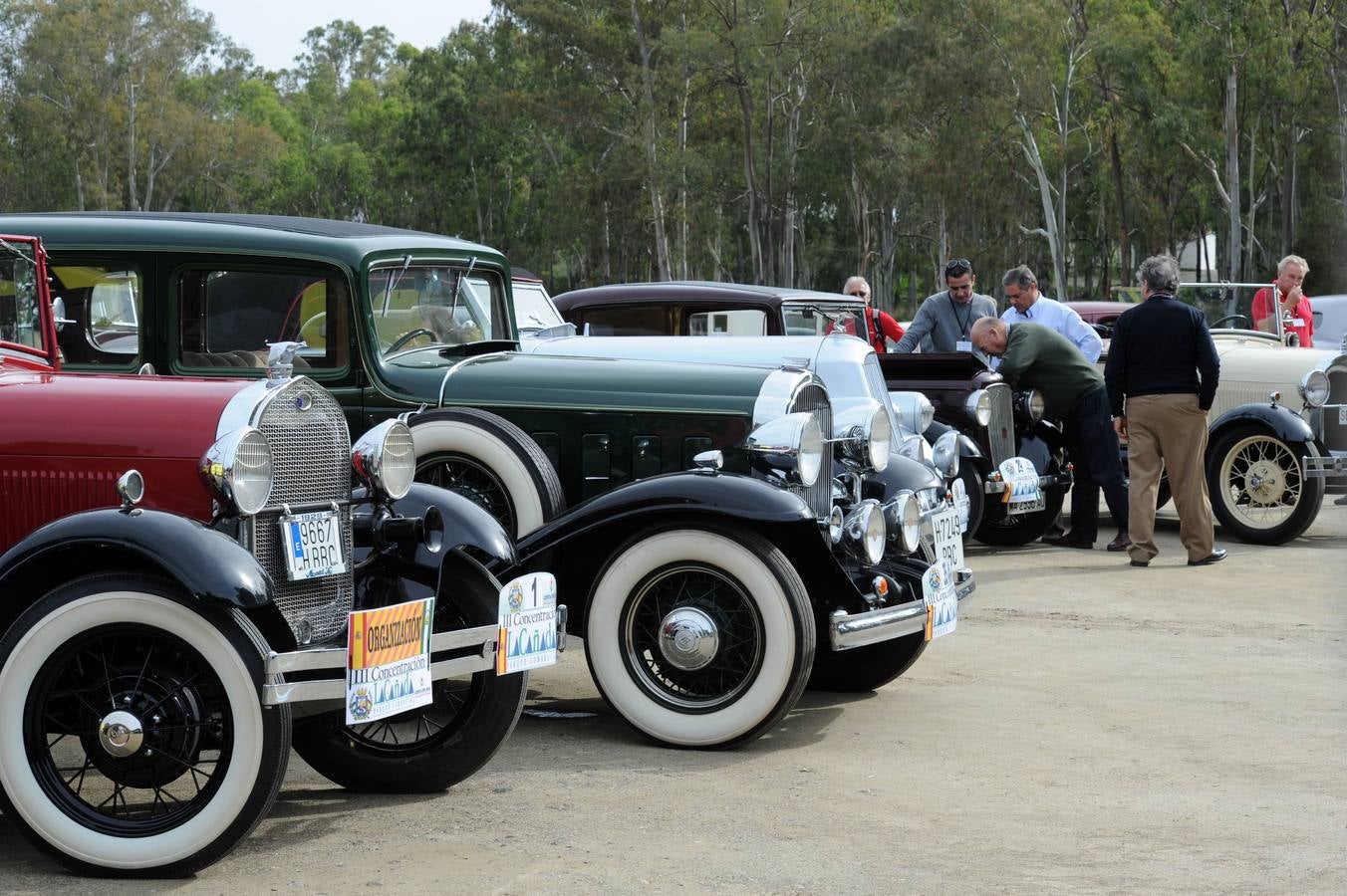 Medio centenar de coches antiguos recorren la Costa del Sol