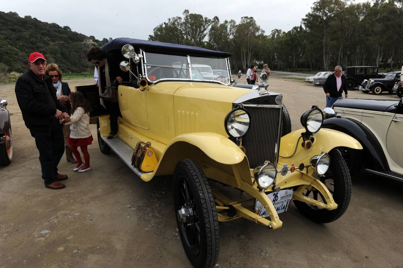 Medio centenar de coches antiguos recorren la Costa del Sol
