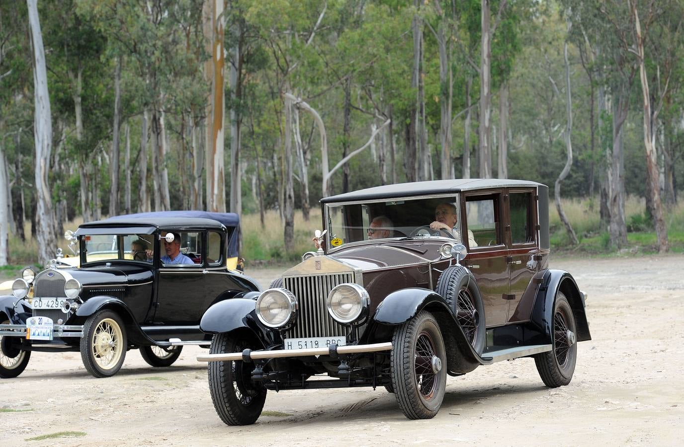 Medio centenar de coches antiguos recorren la Costa del Sol