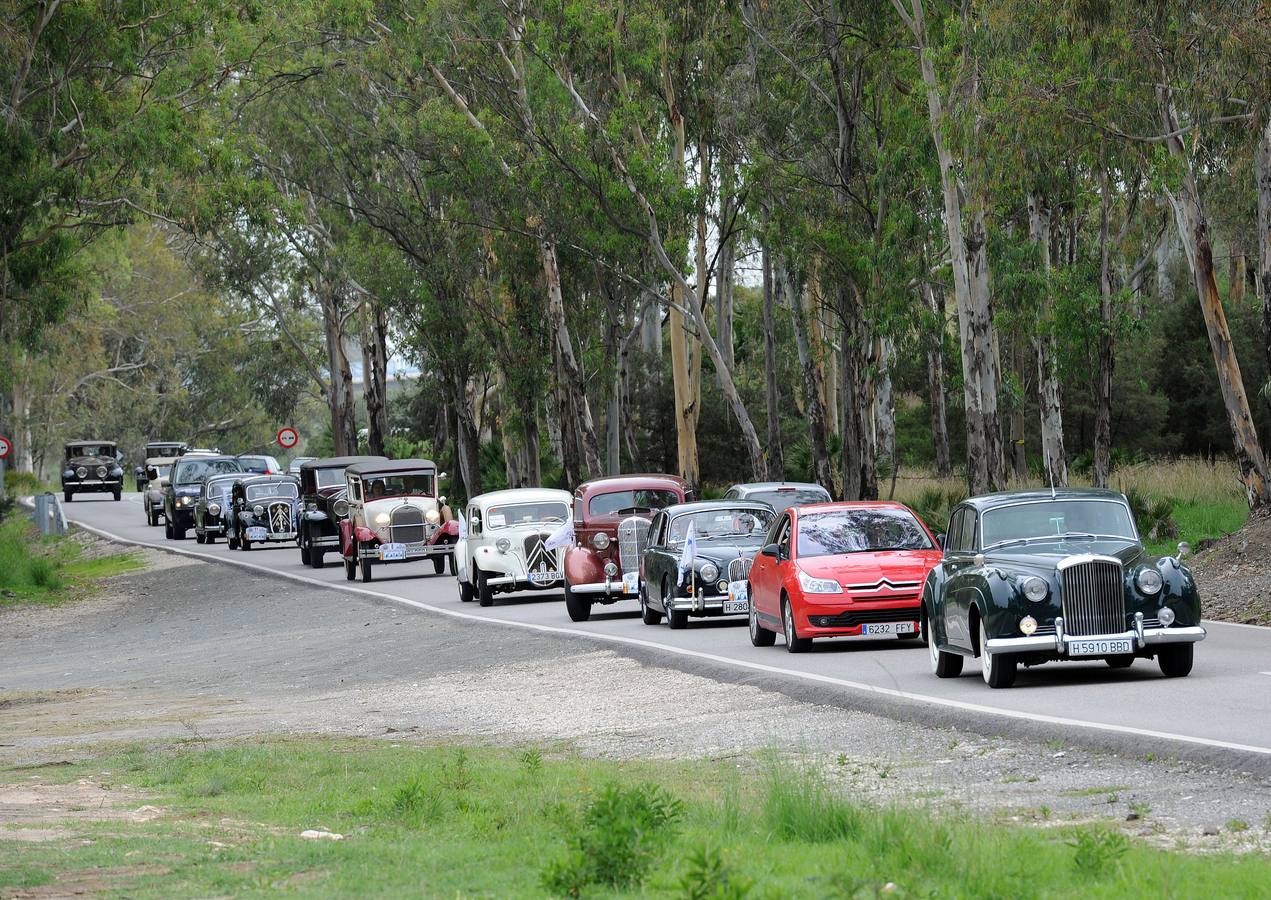 Medio centenar de coches antiguos recorren la Costa del Sol