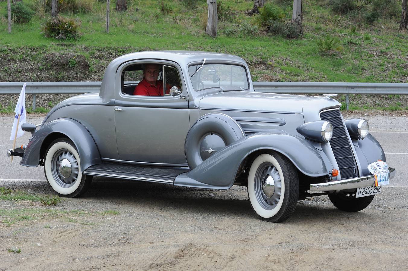 Medio centenar de coches antiguos recorren la Costa del Sol