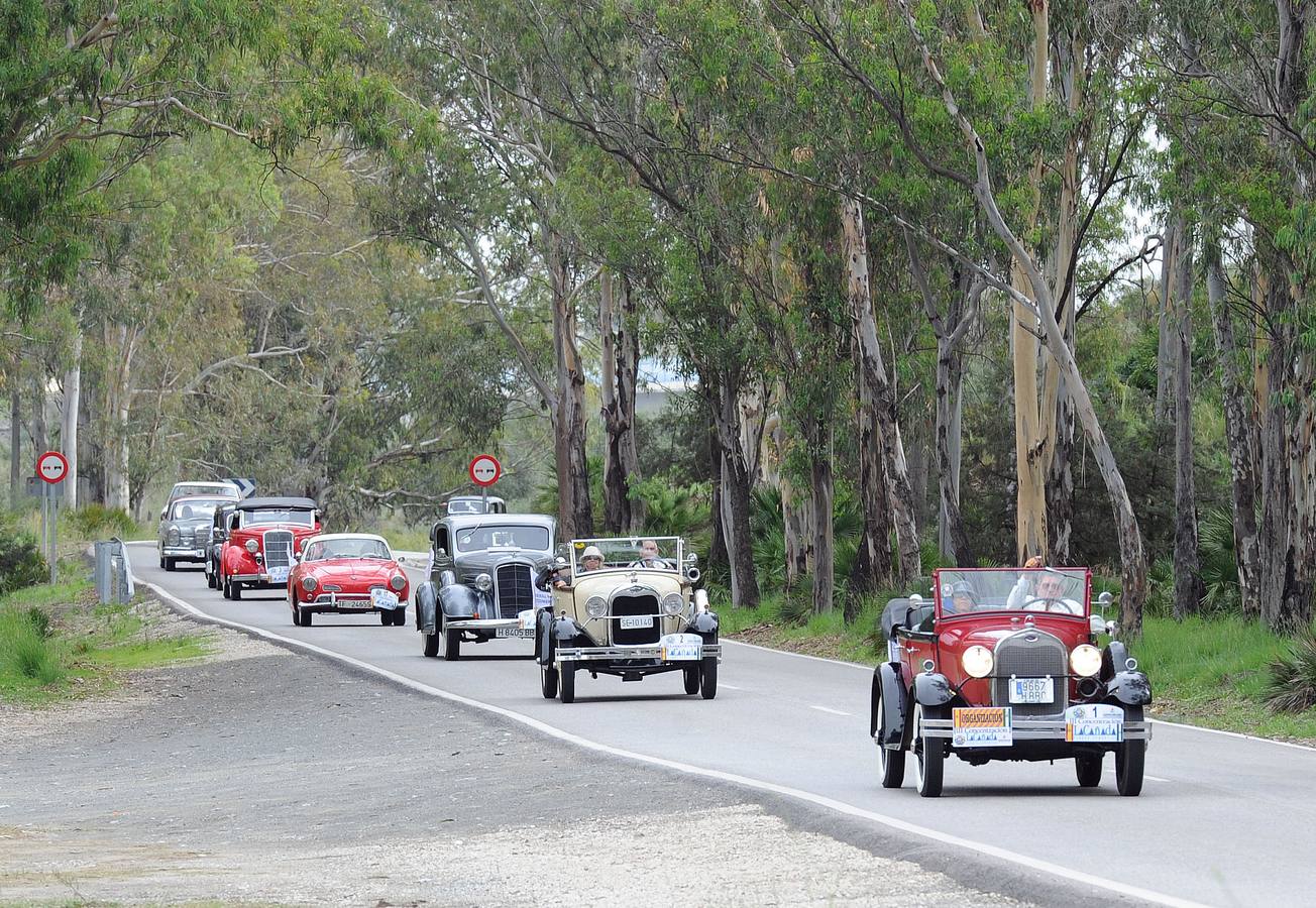 Medio centenar de coches antiguos recorren la Costa del Sol