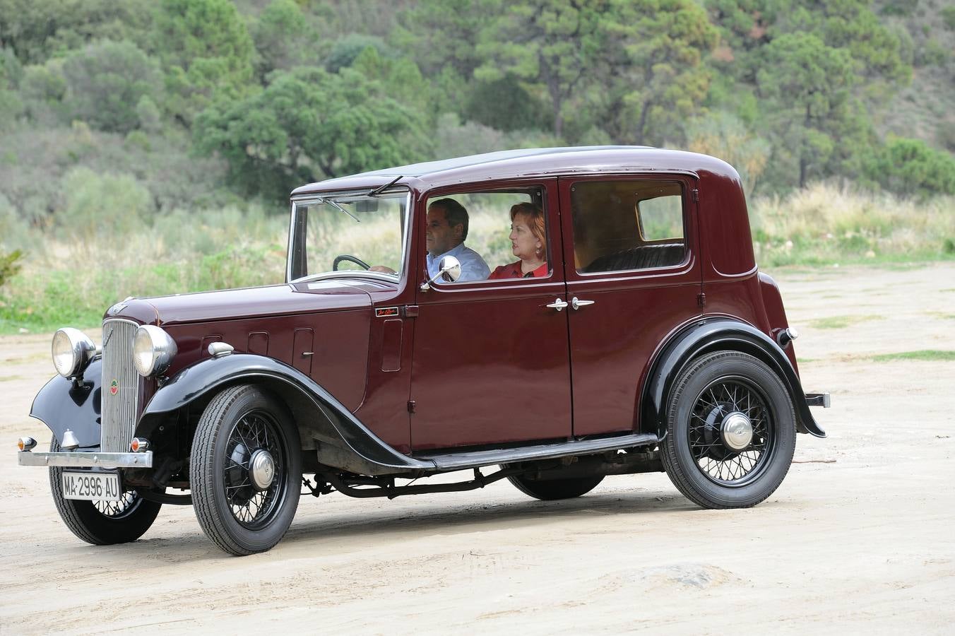 Medio centenar de coches antiguos recorren la Costa del Sol