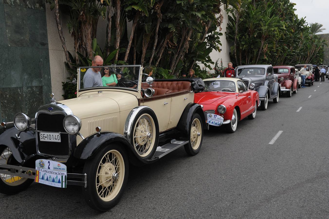 Medio centenar de coches antiguos recorren la Costa del Sol
