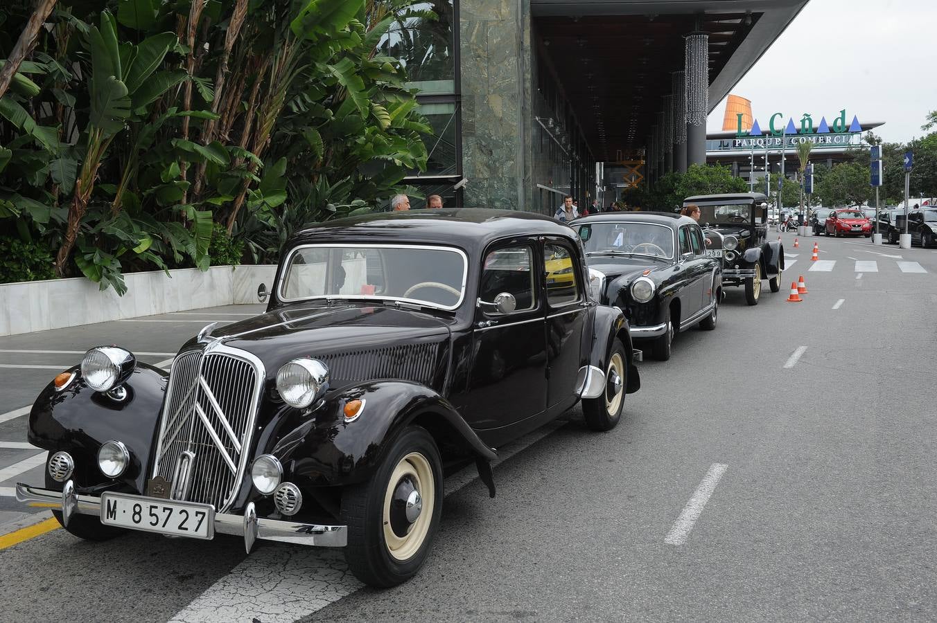 Medio centenar de coches antiguos recorren la Costa del Sol
