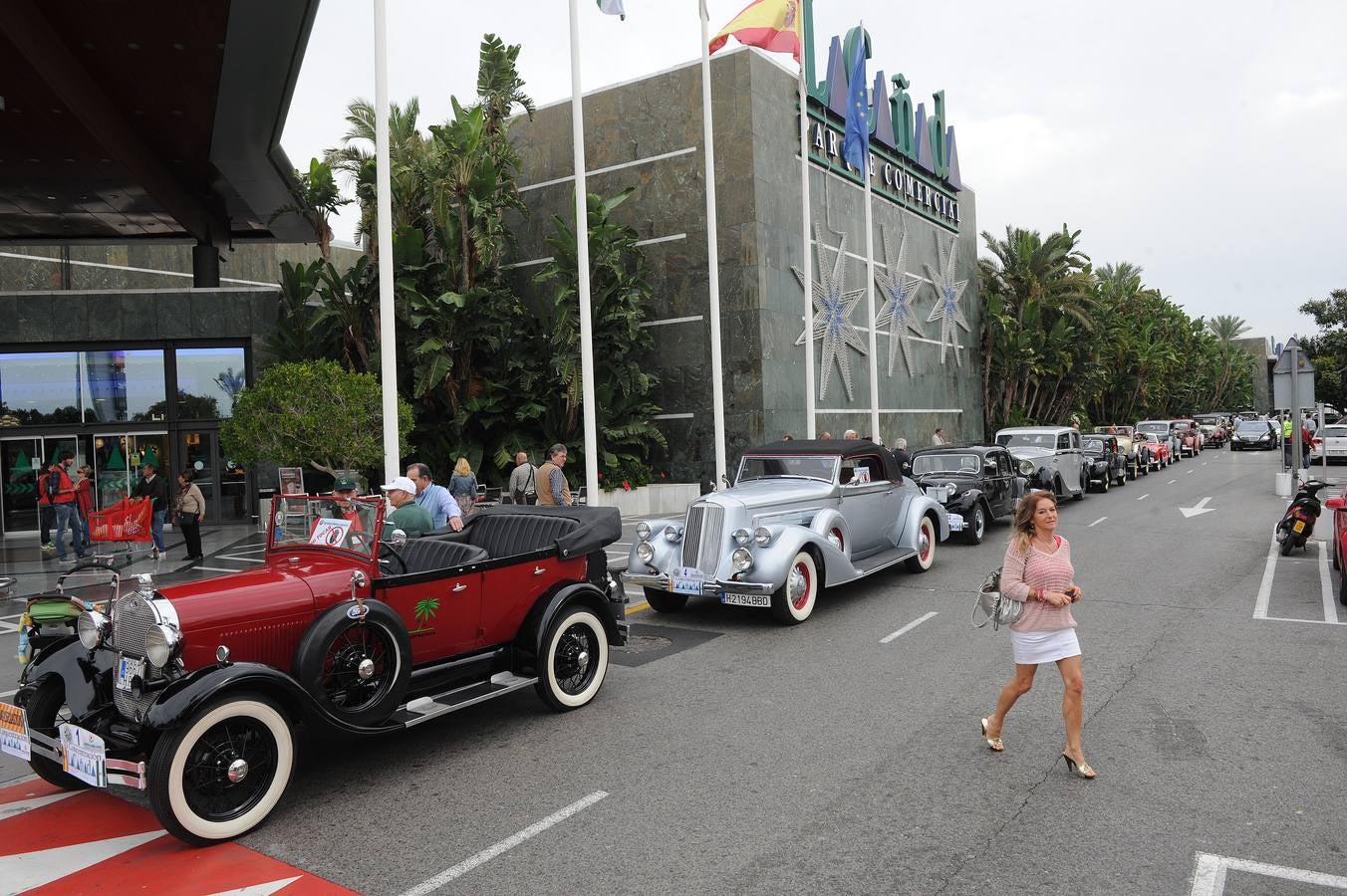 Medio centenar de coches antiguos recorren la Costa del Sol