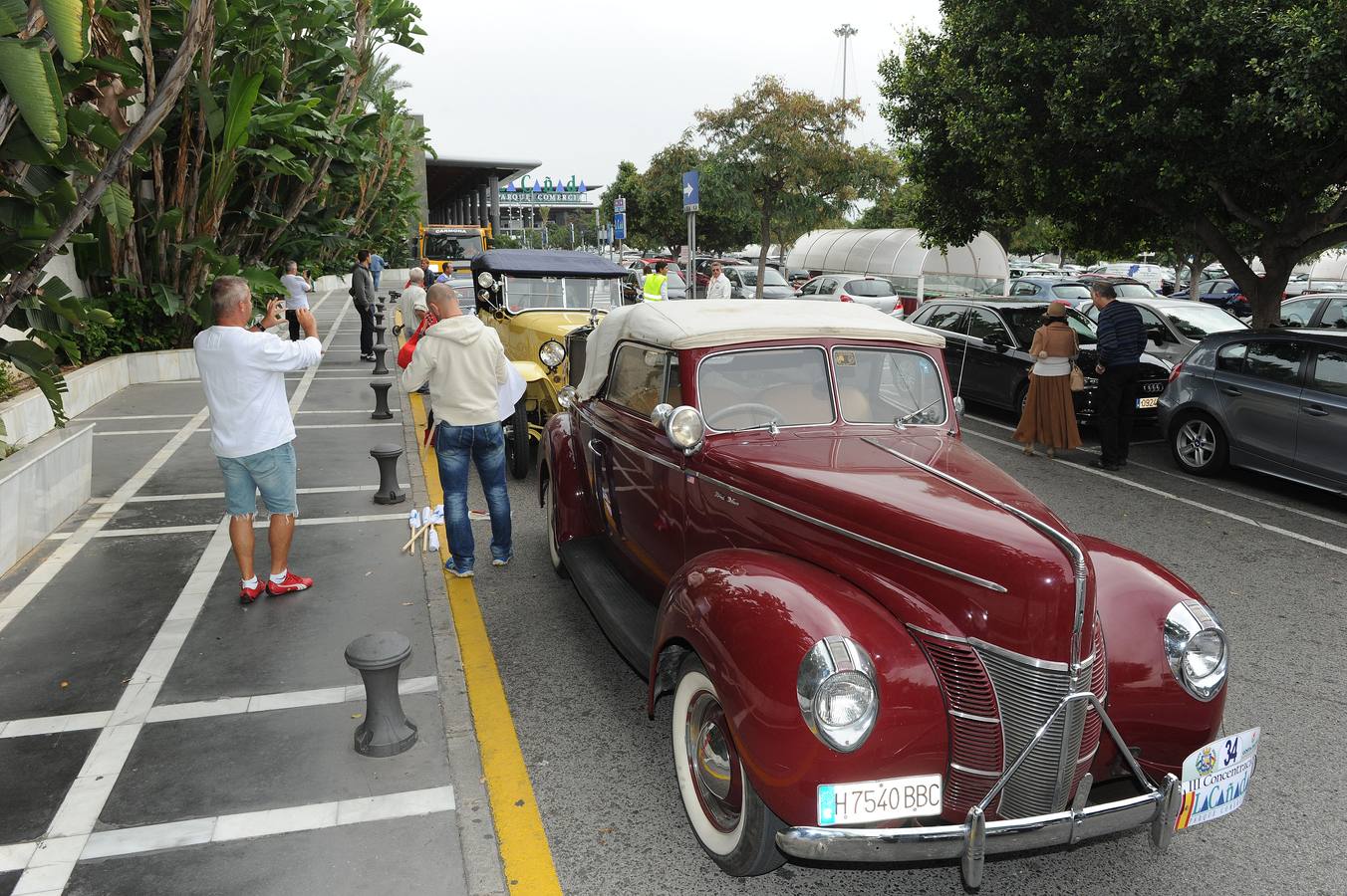 Medio centenar de coches antiguos recorren la Costa del Sol