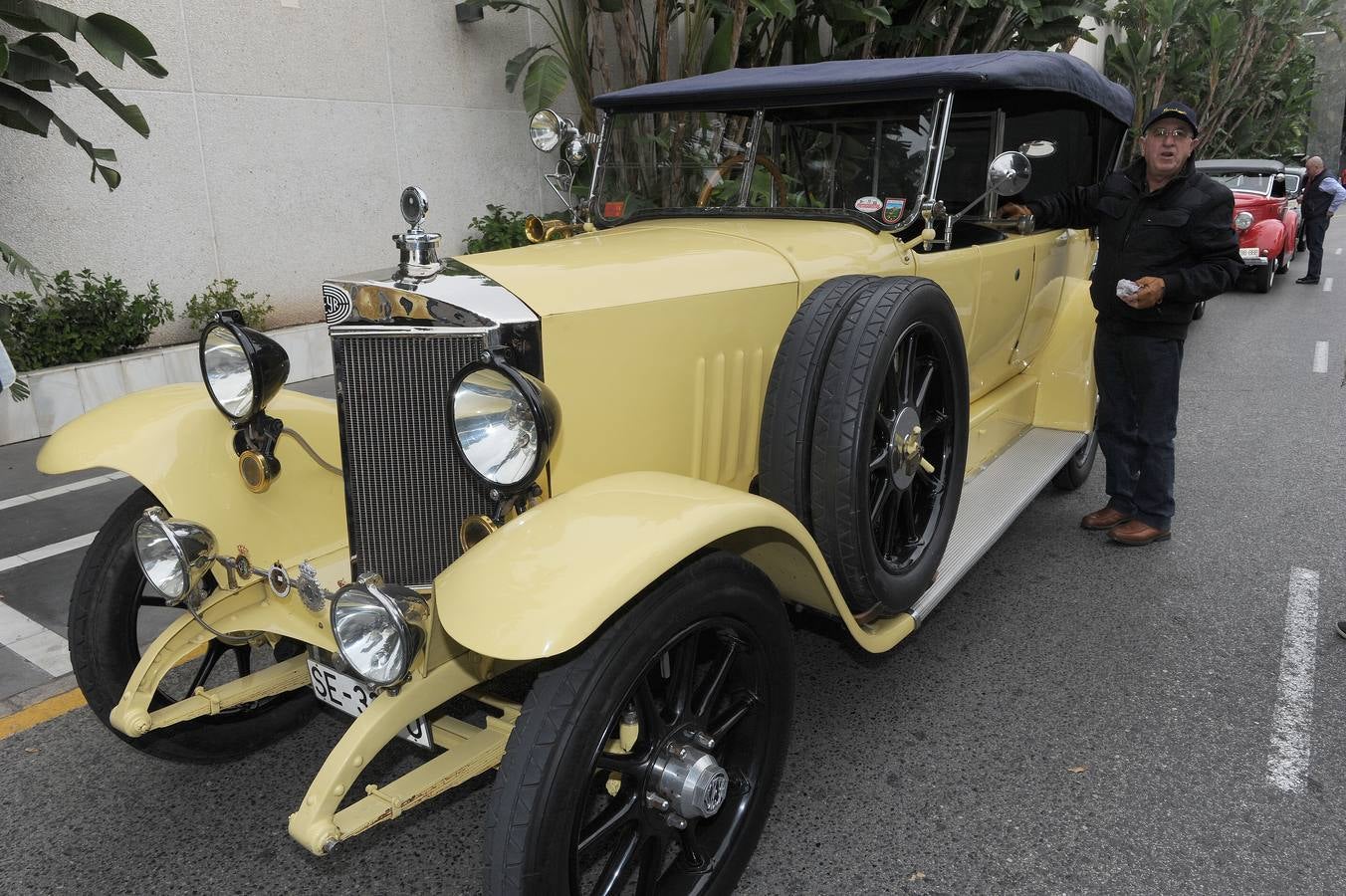 Medio centenar de coches antiguos recorren la Costa del Sol