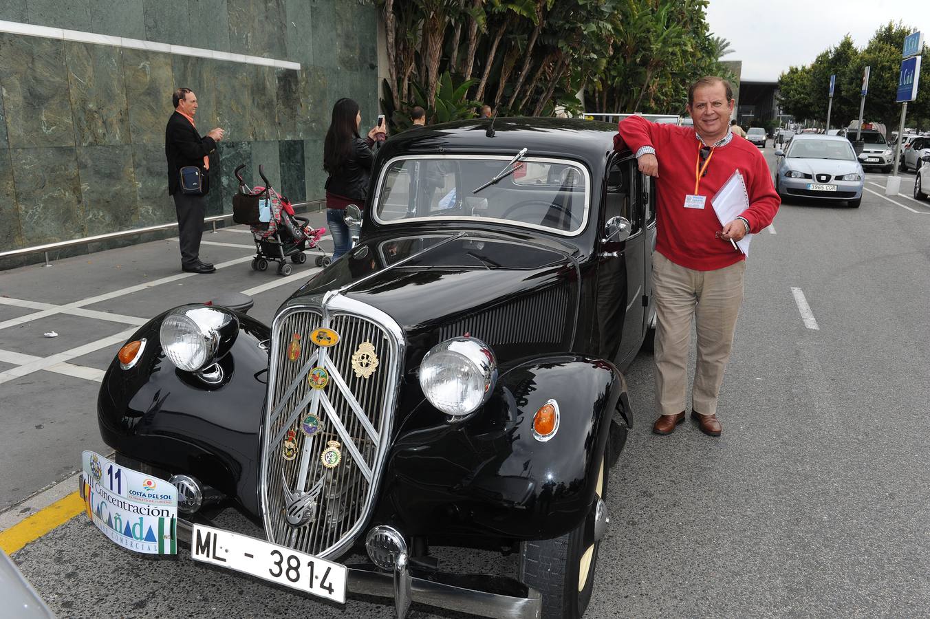 Medio centenar de coches antiguos recorren la Costa del Sol