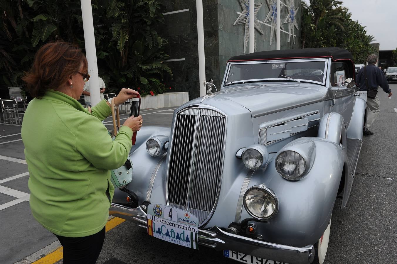 Medio centenar de coches antiguos recorren la Costa del Sol