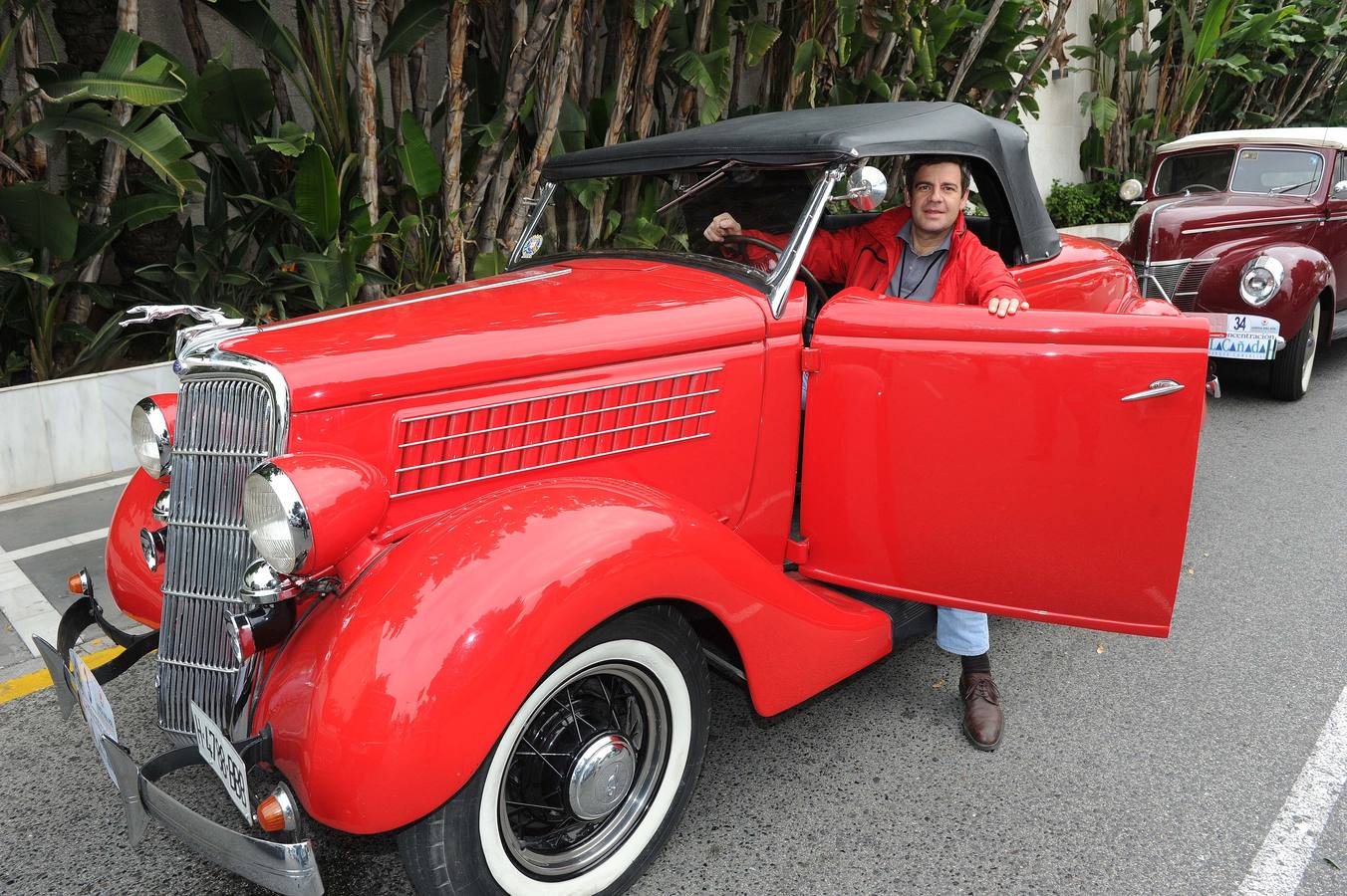 Medio centenar de coches antiguos recorren la Costa del Sol