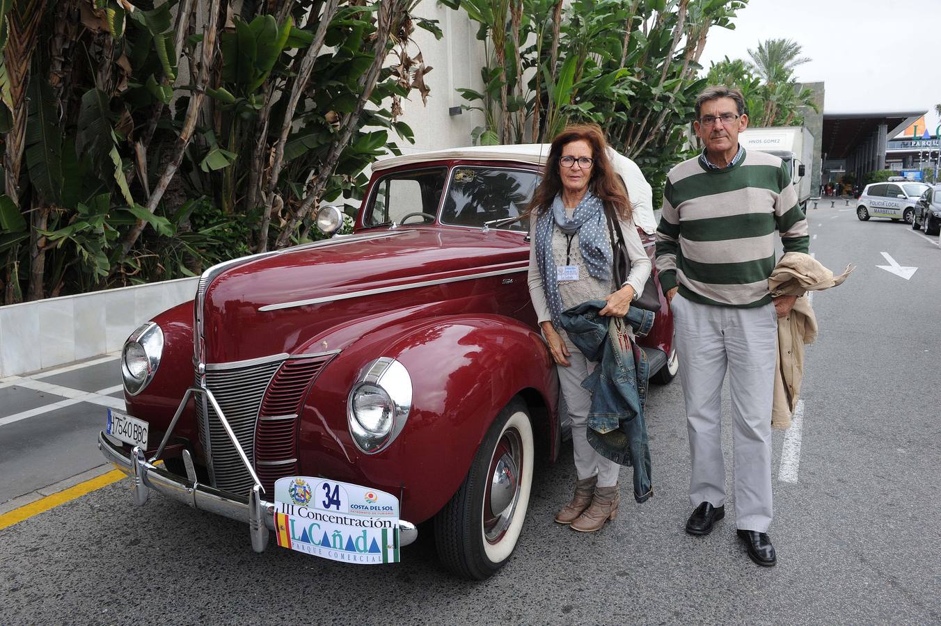Medio centenar de coches antiguos recorren la Costa del Sol