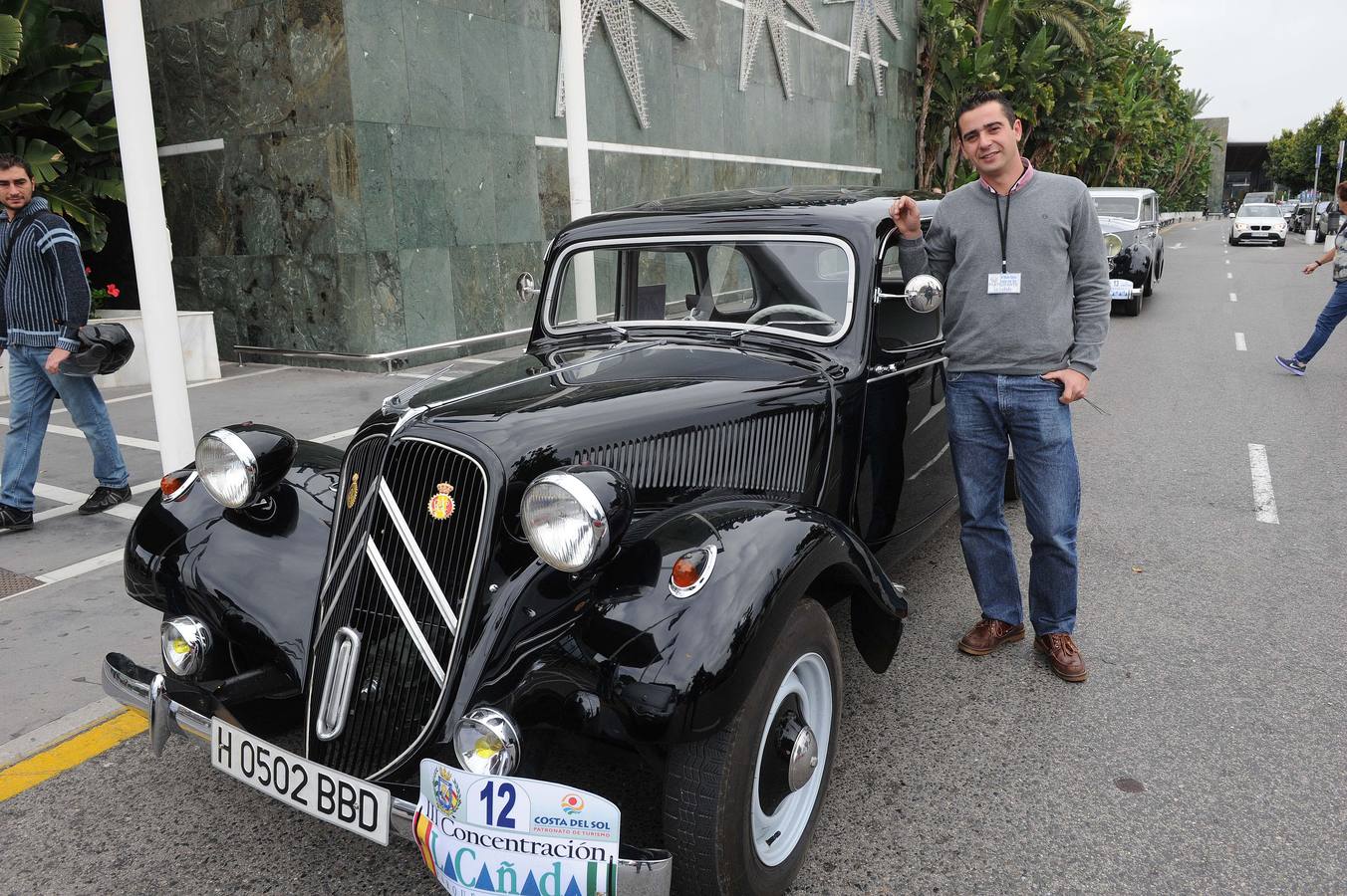 Medio centenar de coches antiguos recorren la Costa del Sol