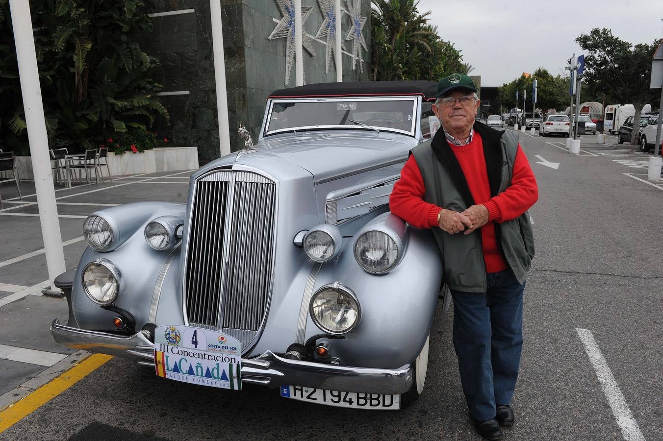 Medio centenar de coches antiguos recorren la Costa del Sol