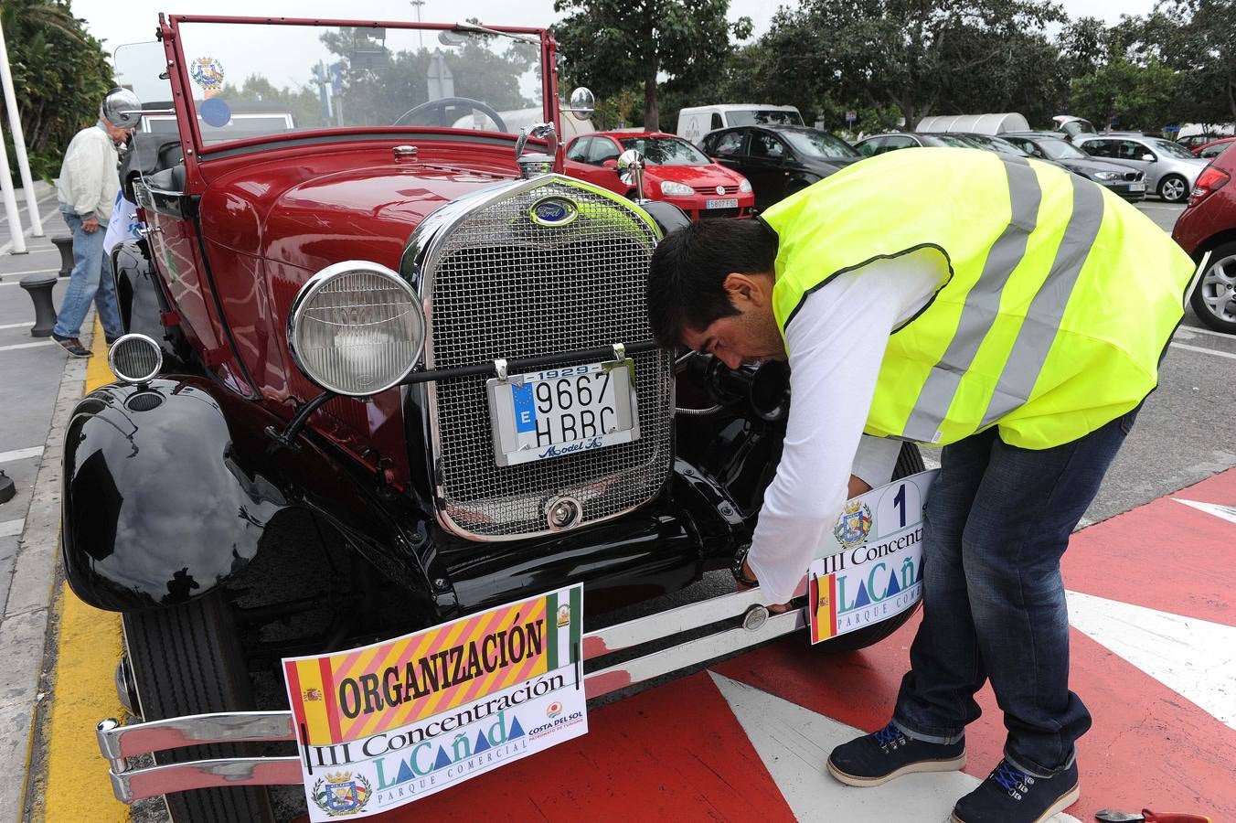 Medio centenar de coches antiguos recorren la Costa del Sol