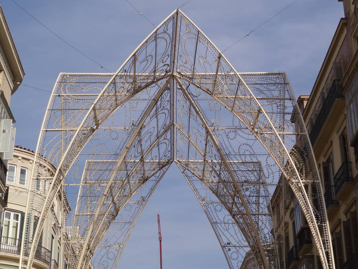 Instalación del alumbrado navideño en calle Larios