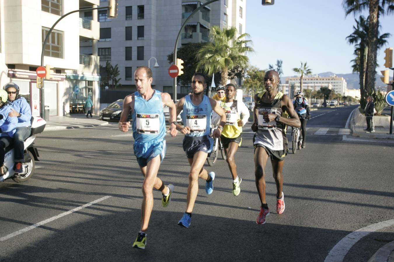 El V Maratón de Málaga a su paso por la calle Pacífico