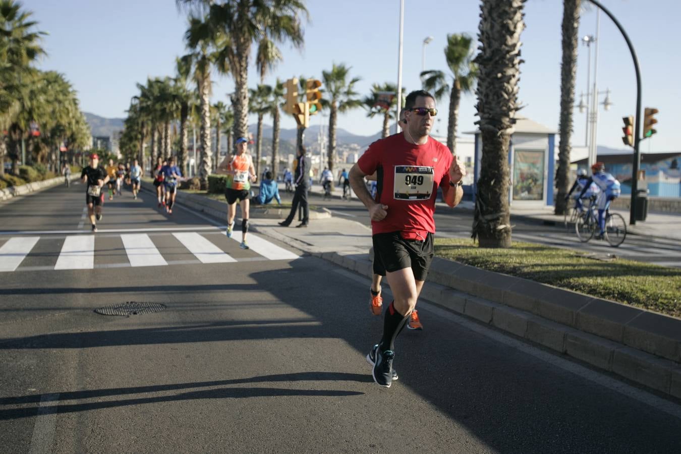 El V Maratón de Málaga a su paso por la calle Pacífico