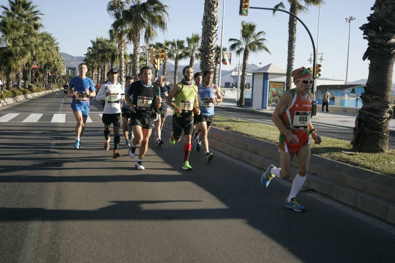 El V Maratón de Málaga a su paso por la calle Pacífico