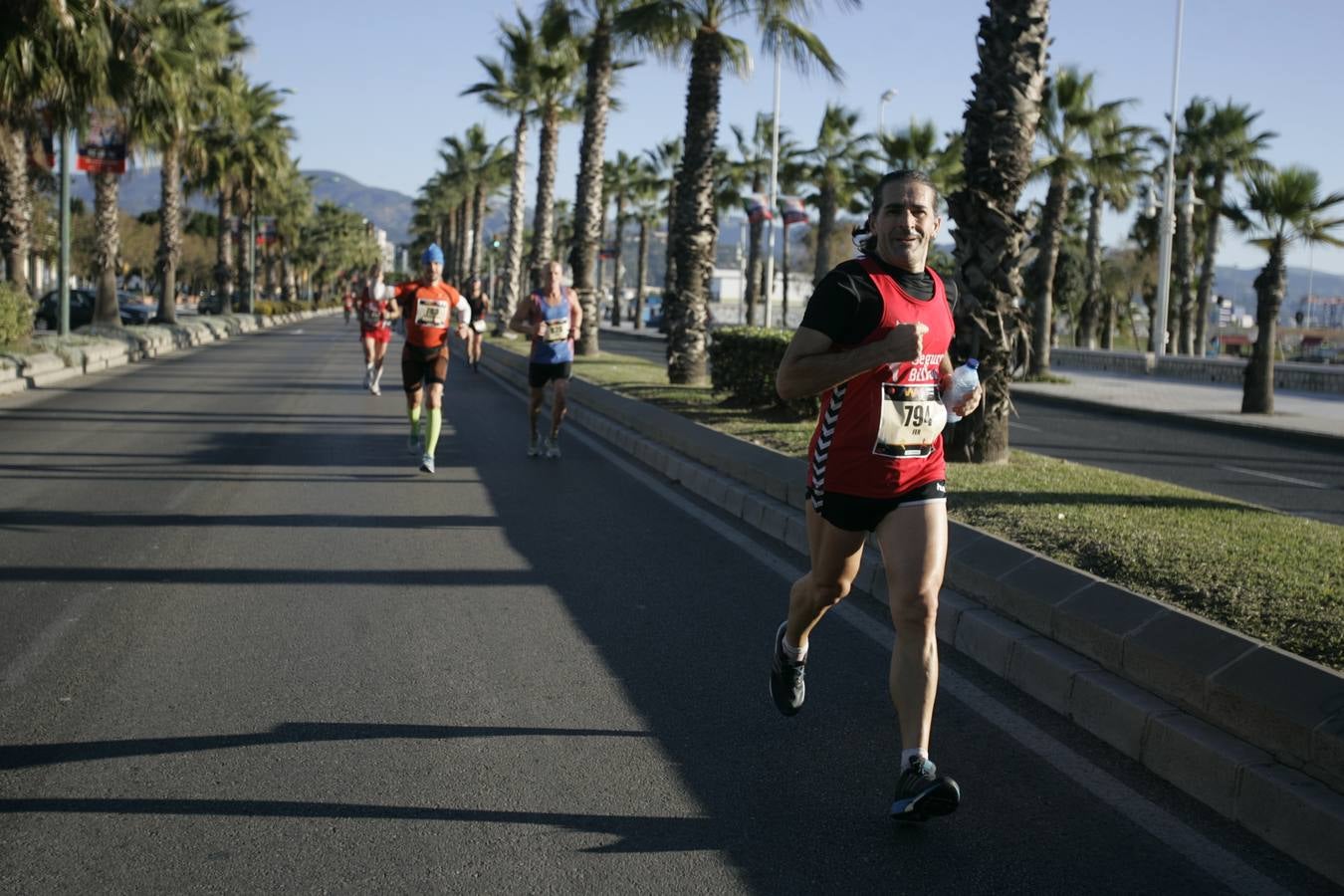 El V Maratón de Málaga a su paso por la calle Pacífico
