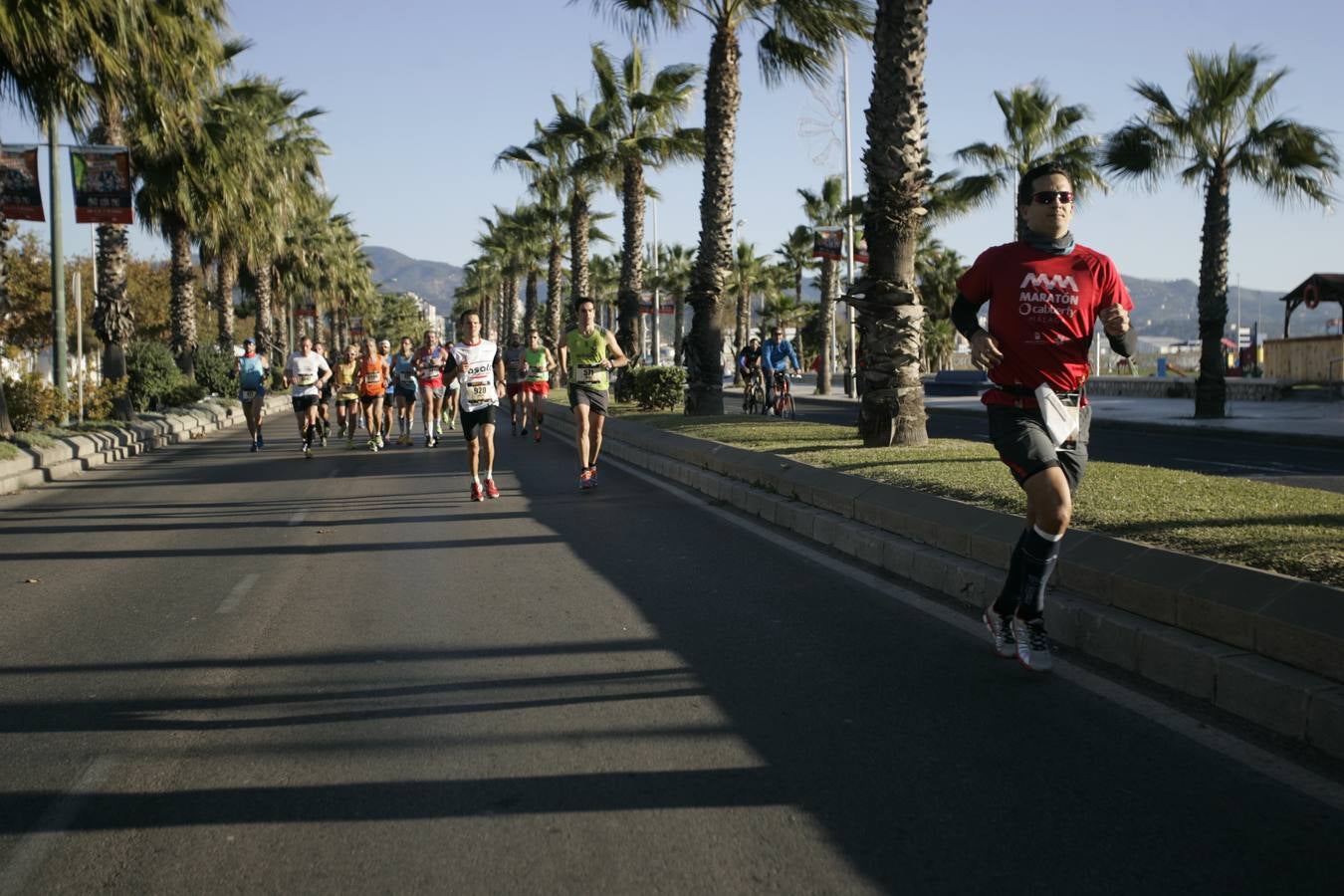 El V Maratón de Málaga a su paso por la calle Pacífico