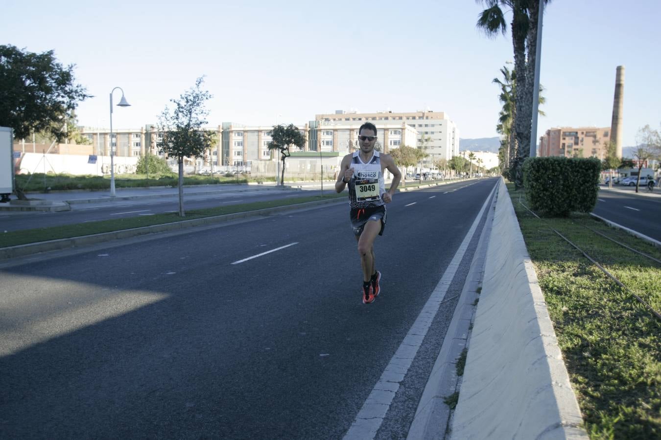 El V Maratón de Málaga a su paso por la calle Pacífico