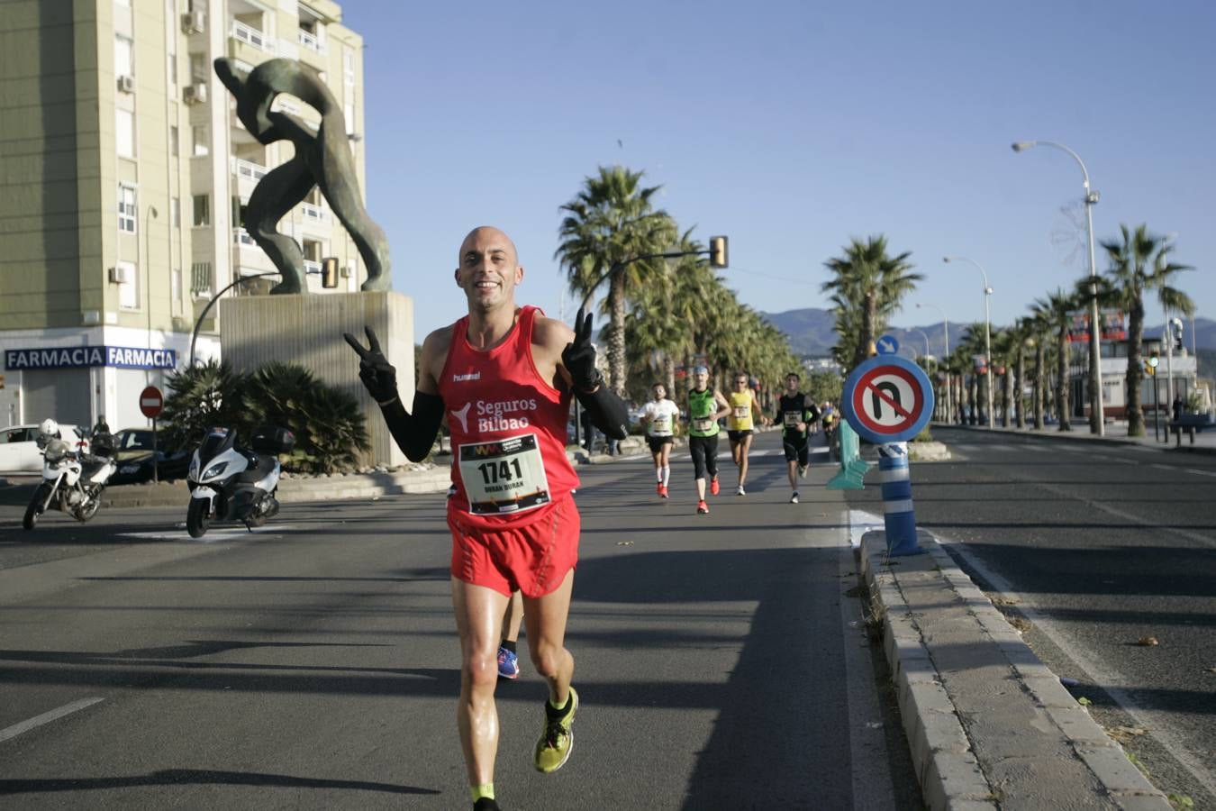 El V Maratón de Málaga a su paso por la calle Pacífico