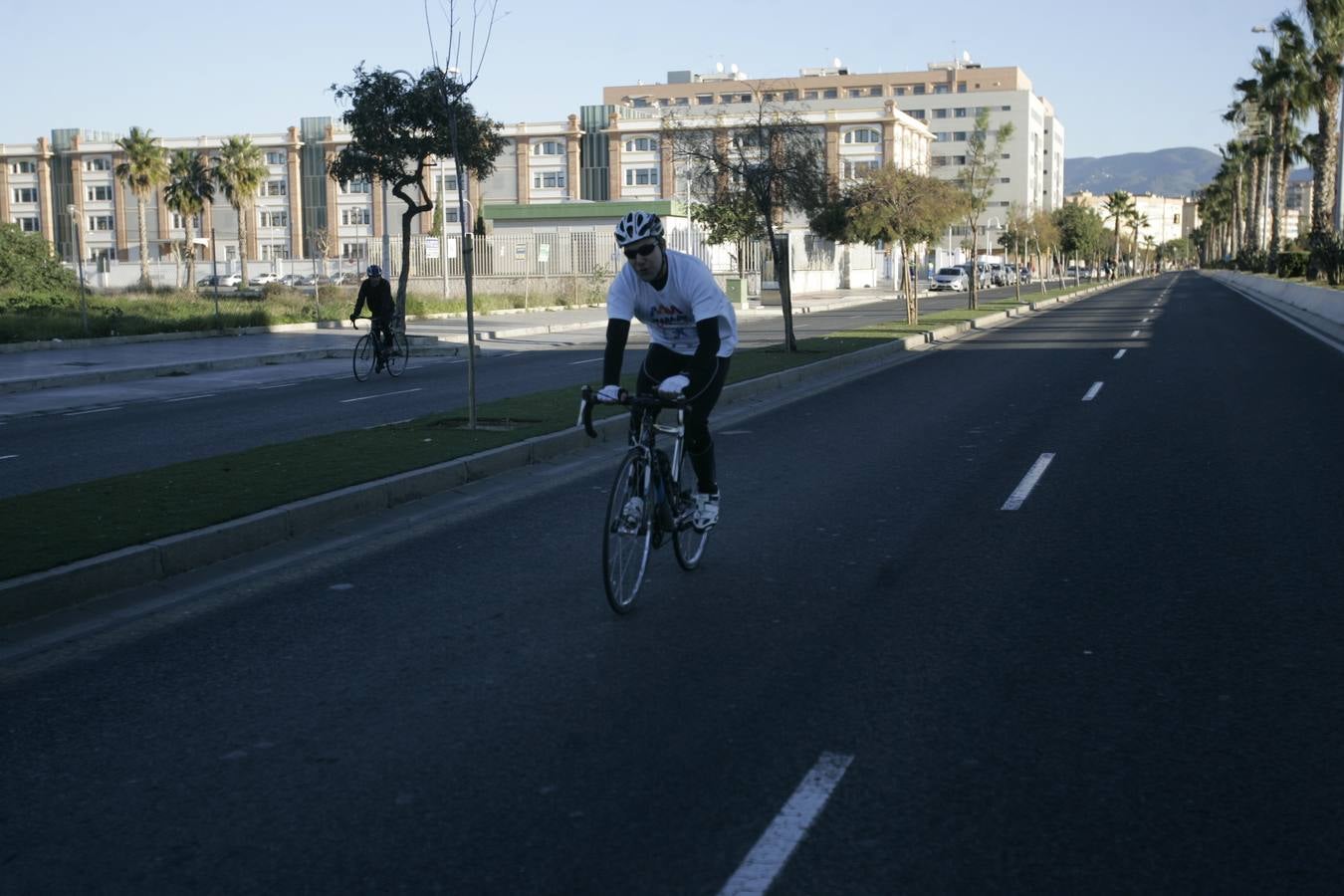 El V Maratón de Málaga a su paso por la calle Pacífico