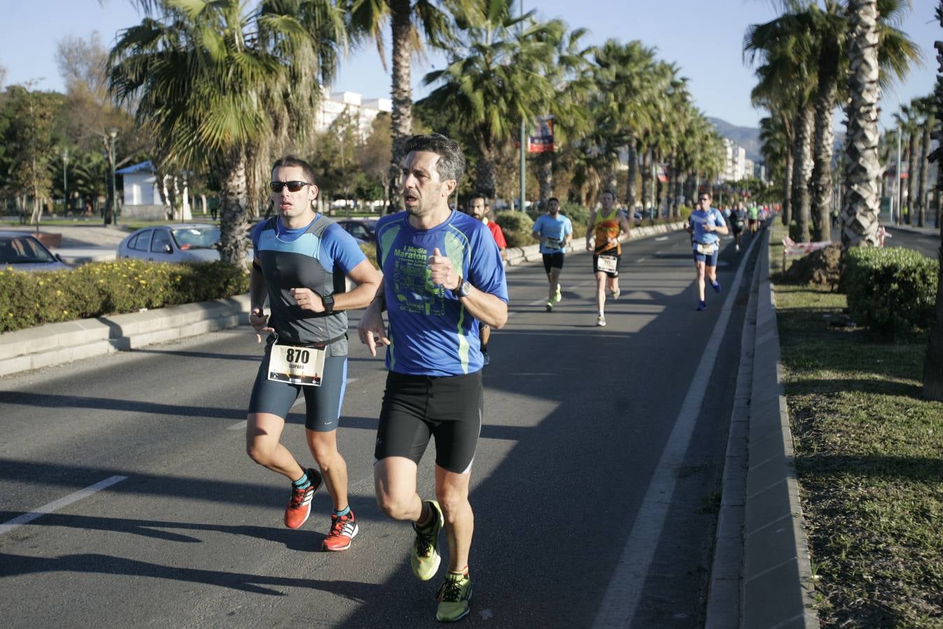 El V Maratón de Málaga a su paso por la calle Pacífico