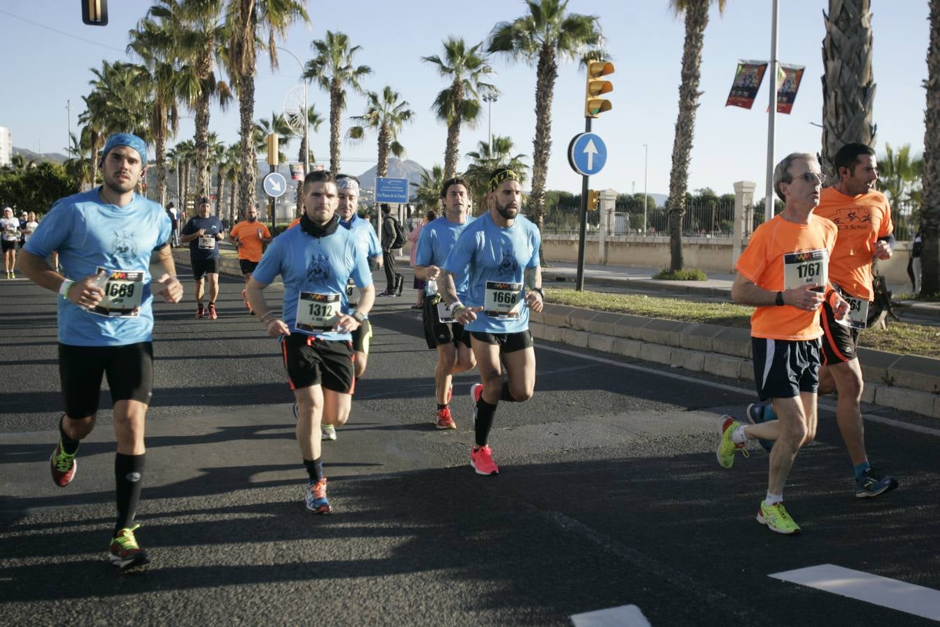 El V Maratón de Málaga a su paso por la calle Pacífico (IV)